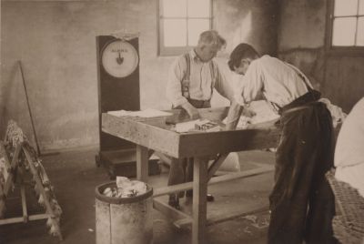 Wasserij-Welgelegen
Wasserij Welgelegen. Eigendom van de Fam. Stalenhoef.
Man op de rug Nic. Stokkers, achter met bril K. Stalenhoef.

