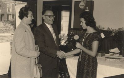 Jubileum-Wasserij-Snel
Lyda Snel  kleindochter van Jan Snel  feliciteert haar Opa en Oma.

