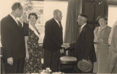 Jubileum-receptie-Jan-Snel
Gemeente raadslid  Boogaard feliciteert de Heer J. Snel. Bijgenaamd Baron Zeepsop.
Achter hem zijn vrouw.
