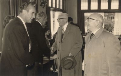 Jubileum-receptie-wasserij-Jan-Snel
Burgemeester Harinxma Thoe Sloten feliciteert Dhr. J.Snel.
