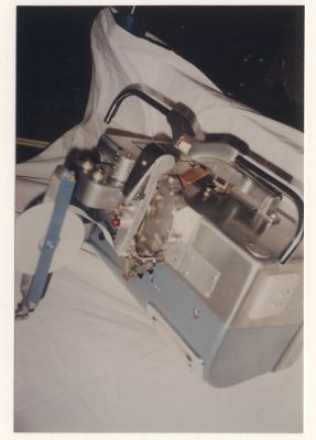 Wasgoed-merkmachine
Wasgoed-merkmachine Het wasgoed werd gemerkt door middel van lapjes die aan het wasgoed werden bevestigd waardoor het wasgoed van de diverse klanten uit-elkaar gehouden kon worden In de jaren 1960 1970 was dit een zeer populaire methode en wordt thans  2007  nog gebruikt
Trefwoorden: Wasserij merkmachine wasgoed