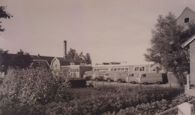 Wasserij-Nederhorst
Wasserij -Nederhorst- aan de Dammerweg.
De Wasserij met ervoor 6 wasserijautos.
Hiermee werd de was vervoerd van en naar de klanten.
