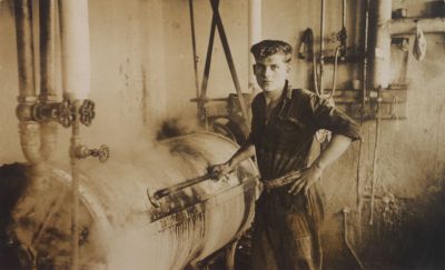 Interieur-wasserij
De fam. Barmentloo was eigenaar van wasserij De Vecht. 
Zoon Dik Barmentloo is aan het werk bij de oude machine.
