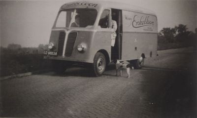 Wasserij-Enkelloon
De vuile en of schone was halen en brengen met de wasserij-auto van Wasserij Enkelloon. 
Eigenaar Tinholt.
De inzittenden zijn Jan en Sjaan onderweg naar G. Lomerberg. 
De hond Joekie doet hen uitgeleide. 
ENKELLOON betekent Enkel Loon.
