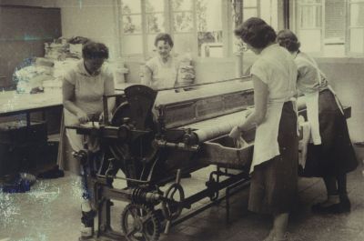 Aan-de-mangel
Wasserij Schoonoord aan de Dammerweg.
V.l.n.r. Griet van Melsen, Dora Mafait, H.Hofstra, Leni Pouw.
