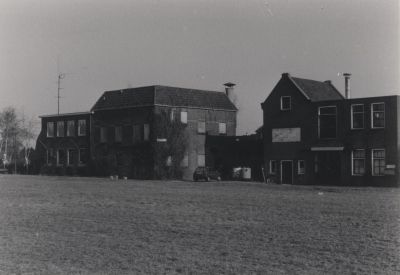 Vecht-en-Dijk-en-Van-Olphen
Rechts het pand van wasserij Vecht en Dijk van de fam Hageman.
Links het pand van W Ruitenberg uit Amersfoort.
