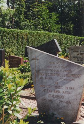 Graf-Hubertus-Stalenhoef
Grafsteen Hubertus Martinus Stalenhoef.
Hij was een van de zeven zonen van Gijs Stalenhoef.
Zij werkten allemaal bij wasserij Welgelegen aan de Vaartweg
Huub woonde in het huis naast de wasserij.
Trefwoorden: grafsteen