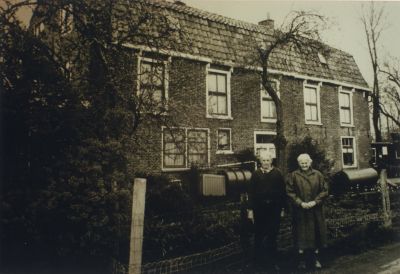 Gerrit-Hageman-met-z-n-zuster-voor-hun-huis
Gerrit Hageman met z n zuster voor hun huis.
Zij verzorgden het overzetten van personen naar Nigtevecht.
Dit pand is ook als wasserij in gebruik geweest.
Trefwoorden: Eilandseweg