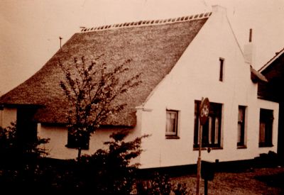 Veenhuisje
Het Veenhuisje op de  Meerlaan 14.
Waarschijnlijk in 1630 gebouwd voor een vervener tijdens de turfwinning in de Blijkpolder.
Omstreeks 1865 begon Hermanus Hageman hierin een handwasserij.
Drie generaties lang tot 1925 bleef het zo.
Het huis is afgebrand in 2005.
Trefwoorden: Overmeer