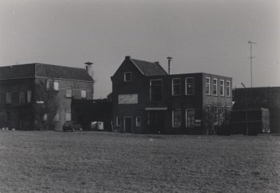 Wasserij-Vecht-en-Dijk
Wasserij “Vecht en Dijk” aan de Dammerweg. Bedrijf is gesloten in 2000.
Trefwoorden: Vecht en Dijk
