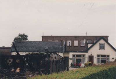 Huis-en-schuur-D-Bergman
Het huis en schuur van de heer D. Bergman.
De schuur is afgebrand. Het huis is inmiddels afgebroken en op deze plaats staan 2 nieuwe huizen.
De schuur is de oude stal van de daar gestaand hebbende boerderij.
Het pand staat naast de wasserij De Overhoek.
Deze wasserij is gesloopt rond 2007
Trefwoorden: Grote Eiland