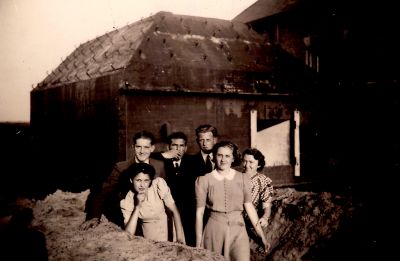 Personen
Locatie Bunker naast Warinschool.
Bunker in 1972 gesloopt.
Uitbreiding van de school.
Trefwoorden: Warinschool