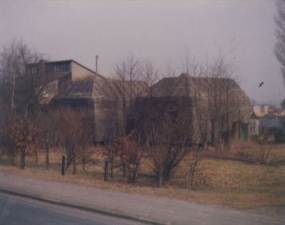 Bunkers-en-of-Kazematten
Bunkers of Kazematten ter hoogte van de watersportvereniging-   In 1988 afgebroken oftewel met veel geweld gesloopt om plaats te maken voor een woning
Trefwoorden: Bunker