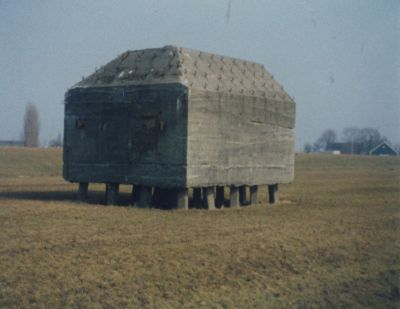 Bunker-als-manschappenverblijf
Bunker-  Manschappenverblijf-  Naast het boezemkanaal-  In de verte de Hoek bij het gemaal van de Horstermeer-  Zie ook 1-35-5A
Trefwoorden: Bunker