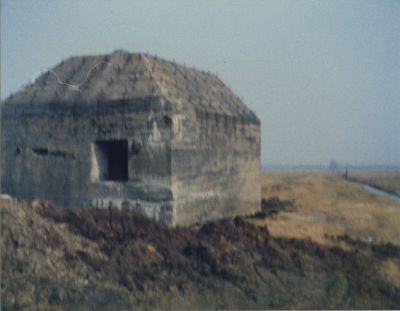 Manschappenverblijf
Bunker Manschappenverblijf-  Naast het boezemkanaal  In de verte de Hoek   bij het gemaal van de Horstermeer
Trefwoorden: Bunker