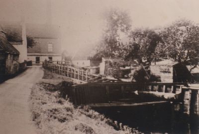 Stoom-gemaal-Horstermeerpolder
Op de achtergrond het stoomgemaal voor de Horstermeerpolder, nu de woning van de familie Vaessen.
Rechts de oude tochtweg. Links is de Middenweg nu Meerhoekweg.

