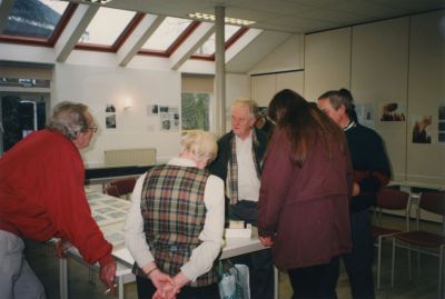 Expositie-Kasteelbrand
Expositie over de kasteelbrand in 1971.
V.l.n.r. Karel Scherpenhuijsen, op de rug gezien Mevr.v.d.Linden-Hageman en Tineke Griffioen,
in het midden met shawl K.v.d.Aar. Gedeeltelijk te zien Ruud Verkaik.
