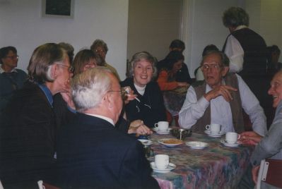 Nederhorst-den-Berg-in-Beeld
Expositie Nederhorst den Berg in Beeld.
Aan de koffie in het midden lachend Willy van Deutekom, ernaast Karel Scherpenhuijsen.
