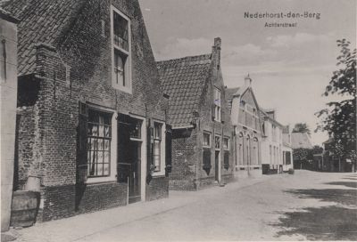 Achterdorp
Deze straat heette eerst de Achterstraat en later de Kerkstraat-  In de volksmond AchterdorpDorpszicht
Trefwoorden: Dorpszicht
