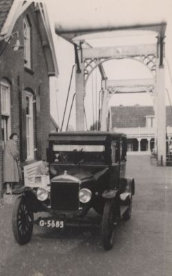 Oude-Ford--G-5683
Marie Pouw bij het Brughuis aan de Brugstraat  naast de Ford met het nummer G 5683-  Iedere eigenaar had z n eigen nummer bij z n auto- Kocht hij een ander  dan ging het nummer automatisch mee
Trefwoorden: Dorpszicht
