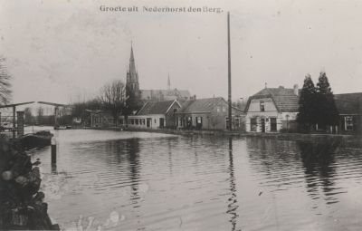 Gedeelte-van-de-oude-Overmeerseweg
In het witte huis was voorheen het Postkantoor en de   Kantoorboekhandel van de weduwe Roukens gevestigd   Later werd het winkelgedeelte de sigarenzaak van de fam Hoetmer   In het rechtergedeelte dreef mevrouw Hoetmer van 1938 tot 1975 039 t W
Trefwoorden: Dorpszicht