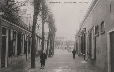 Doorkijk-vanuit-de-Brugstraat-naar-de-brug
Linksachter de slagerij van H-Martens rechts kruidenierswinkel Veenstra later J-Snel-  Op de achtergrond  over de brug  caf      Den Berg   van Bornhijm
Trefwoorden: Dorpszicht