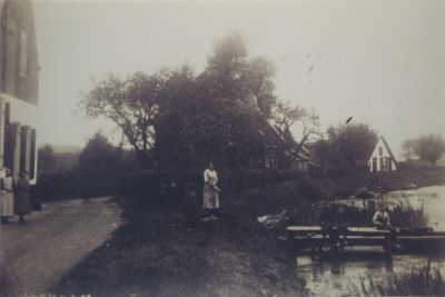 Botenverhuur
Het huis links is van de Heer en Mevr Joosse v Damme-  Botenverhuur Jan Hagen-  Het witte huis is en kruidenierswinkeltje van Ko Snel
Trefwoorden: Dorpszicht