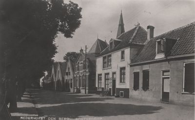 Kerkstraat
Achterdorp op de achtergrond de kerktoren van de Willibrordkerk-  Het witte pand was een logement van de Fam- Vernooij
Trefwoorden: Dorpszicht