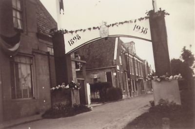 Jubileum-Koningin-Wilhelmina
Links het voormalige Rechthuis van Nederhorst den Berg-  Later o-a- schildersbedrijf Hennipman nu lokatie Albert Heyn
Trefwoorden: Dorpszicht