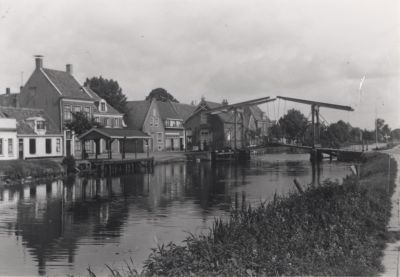 Reevaart
Brug over de Reevaart   In 1952 zijn er onder de brug ijzeren balken gelegd om de doorvaart   te belemmeren gezien de staat van onderhoud mocht de brug niet meer open
Trefwoorden: Dorpszicht