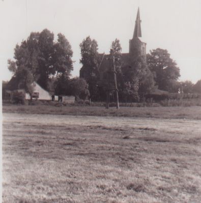 Wilibrord
Gezicht op Nederhorst den Berg vanaf de Torenweg-  Links de huisjes van de Bullegang of Meijersteeg-  Nu Kuijerpad-  Op de achtergrond de Willibrordkerk
Trefwoorden: Dorpszicht