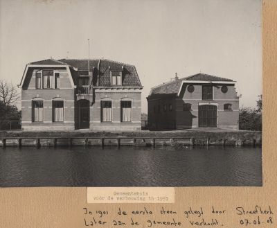 Gemeentehuis
Gemeentehuis voor de verbouwing in 1951-  In 1901 eerste steen gelegd door Streefkerk -  Later door de gemeente gekocht
Trefwoorden: Dorpszicht
