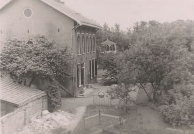 Pastorie-Nederland-Hervormde-Kerk
Zicht vanuit de Bergplaats  Vroege Jeugdgebouw  op de pastorie van   de Hervormde Kerk aan de Voorstraat -  hier gezien aan de achterzijde    In de verte de Muziektent aan de Slotlaan-  In 1960 woonde er Dominee Wind
Trefwoorden: Dorpszicht