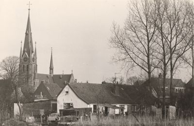 Kuyerpad
Zicht op Kuyerpad-Voorheen Bullengang Bullensteeg en ook Meiersteeg-  Gesloopt circa 1974- In het laatste huis woonde de familie Jan Pouw Hzn-  RK-Kerk op de achtergrond
Trefwoorden: Dorpszicht