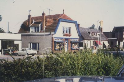 Diverse-winkels
Links de werkplaats met bezinepomp van Jan van Huisstede-   Midden t Bazarretje speelgoewinkel vanJose Vaesen-  Rechts Schilder J Baar met daarnaast Garage Reytenbach
Trefwoorden: Dorpszicht