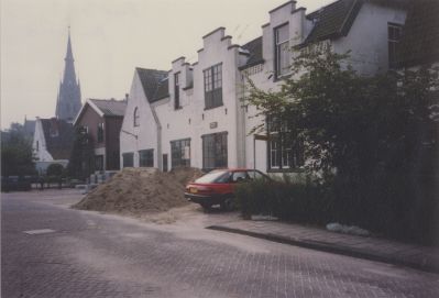 Gemeentewerf
Voormalig gemeentewerf is inmiddels gesloopt-   Er staat nu een woonhuis waar de familie H Veldhuizen in woont-   Op de achtergrond de toren van de Katholieke Kerk
Trefwoorden: Dorpszicht