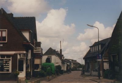 Blik-op-Overmeerseweg
Kappersbedrijf Het Kniphoekje met woonhuis M. Wewer
Trefwoorden: Middenstand