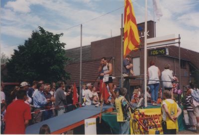 Bergpop
Feestterrein bij de Sporthal, een Bergse popgroep treedt op.
Zanger is Hans van Huisstede en de gitarist links is Anton de Bruin.
