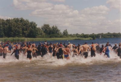 Triatlon-2002
Triatlon 2002, onderdeel van het Zomerspektakel. Spiegelplas achter de Sporthal.
De deelnemers beginnen met 500 meter zwemmen, daarna 20 km fietsen en dan 6 km lopen.
Trefwoorden: triatlon, zomerspektakel