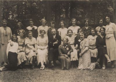 RK-Dameskoor
Truus Welle-Mien Overes-Dirkje van Melsen-Truus Overes-Nelly van Benschop-J.van Veen-Chris Hageman-Cor Reytenbach-Riek Mulders-Grada Reytenbach-Jo Bornheim-Mien Dubelaar-Fey Versteeg-Lena Middelkoop-Ger Schriek-Annie Middelkoop-
Wijntje Smits- Annie van Heumen-Rie Wiegmans.
