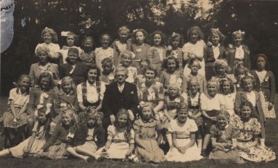 Zang-concours
Concours met kinderkoor De Bergse Zangertjes. Vermoedelijk 1950 of 1952.
Bovenste rij van links naar rechts Ria Snel Annie v d Hoed Alie Roukens Joke Pos Fia v d Berg Neeltje Snel Tiny Bouwer Wil Snel Portengen Mijwaart Janny Tamming.2e rij vlnr Bep Barmentloo Lies v d Hoed onbekend onbekend Barmentloo onbekend onbekend onbekend van den Broek Annie Kersbergen 3e rij vlnr Rie Kalter onbekend Janny Vossepoel Gon Dijkstra de heer Wiersma mevrouw Kuiper s  onbekend Alie Verwoerd Greet Barmentloo onbekend AnkSnel Onderste rij vlnr Ans v d Bosch Corry Spruijt Lia Tangeman Annie vdHoed Neeltje Snel onbekend Annie Snel Corrie Snel
