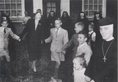 Nonnenklooster
Zusters van de orde Voorzienigheid (van het arme kind).
Ook zusterhuis van die orde in Nederhorst den Berg. 

Zuster Rembertha (geb. Brey) danst met weeskinderen en koningin (of prinses) Juliana
aan de Lauriergracht Amsterdam.
Copyright Nationaal Foto Persbureau;
fa. Stevens en Machielsen, N.Z. Voorburgwal 130, Amsterdam tel. 43268 nr. D/AZ-5.
