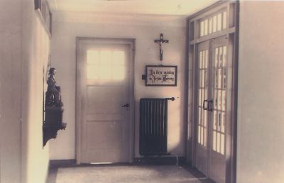 Hal-met-de-knikengel-in-het-Zusterhuis
Hal met de Knikengel in het zusterhuis aan de Dammerweg 8.
