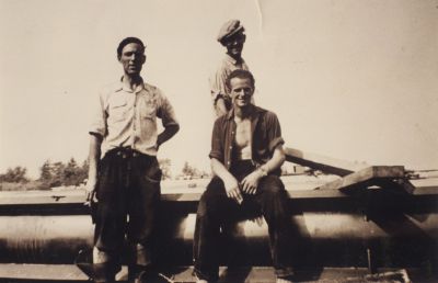 Werknemers-Ballast-Mij
Dirk van Huisstede, Piet Baas, Cor Neysen.
Een zuiger perst het zand gemengd met water door buizen naar het stort.
