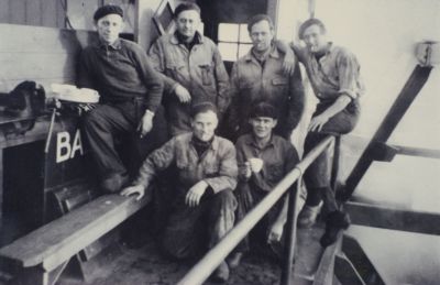 Bemanning-De-Jutphaas
De Jutphaas.
V.l.n.r. staand Willem van Meulen (kok),  Rien Smit  (2e schipper),  Jan Strik  (1e schipper), Wim Visser (machinist),
Jo Kraaieveld (dekknecht)  Cor de Haas (stoker)
