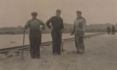 Werknemers-Ballast-Mij
V.l.n.r. Huib Vlug, Piet Blokker, Yke de Jong.
Sporen voor het treintje en de 