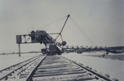 Smalspoor-voor-IJzerenman
IJzeren man was de benaming van deze machine, die gebruikt werd voor het laden van de treintjes.
Een smal spoor lag naast en tot onder deze machine.
