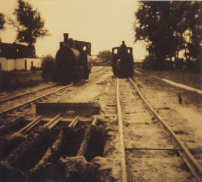 Spoorlijn-voor-zand-afvoer
Op de voorgrond het gat naar de lopende band.
Hierin werd het zand gestort.
In het huisje links woonde de familie Meier.
Trefwoorden: Spiegelpolder Ballast