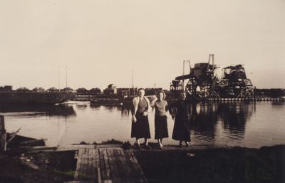Zandzuiger
Mevrouw Baas met schoonfamilie.
Een lege bak wordt naar de zuiger gebracht.
Helemaal op de achtergrond een vol treintje, vooraan een elevator
