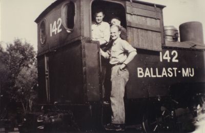 Loc-voor-vervoer-naar-lopende-band
Locomotief die lorry,s tot aan de lopende band bracht
Trefwoorden: Locomotief Zanderij Spiegelpolder Ballast Nedam